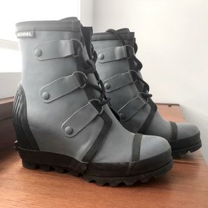 Sorel Joan Rain boots heels wedge 6.5 gray